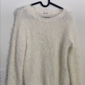 super cute girls white fuzzy h&m sweater